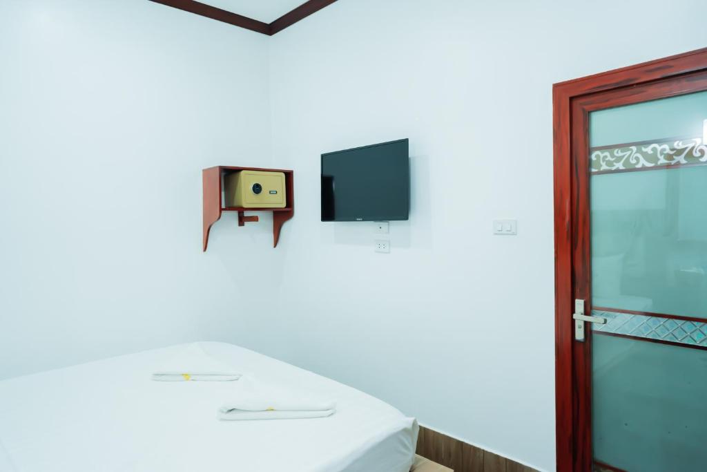 TV a/nebo společenská místnost v ubytování Vientiane Ruby Riverside Hotel