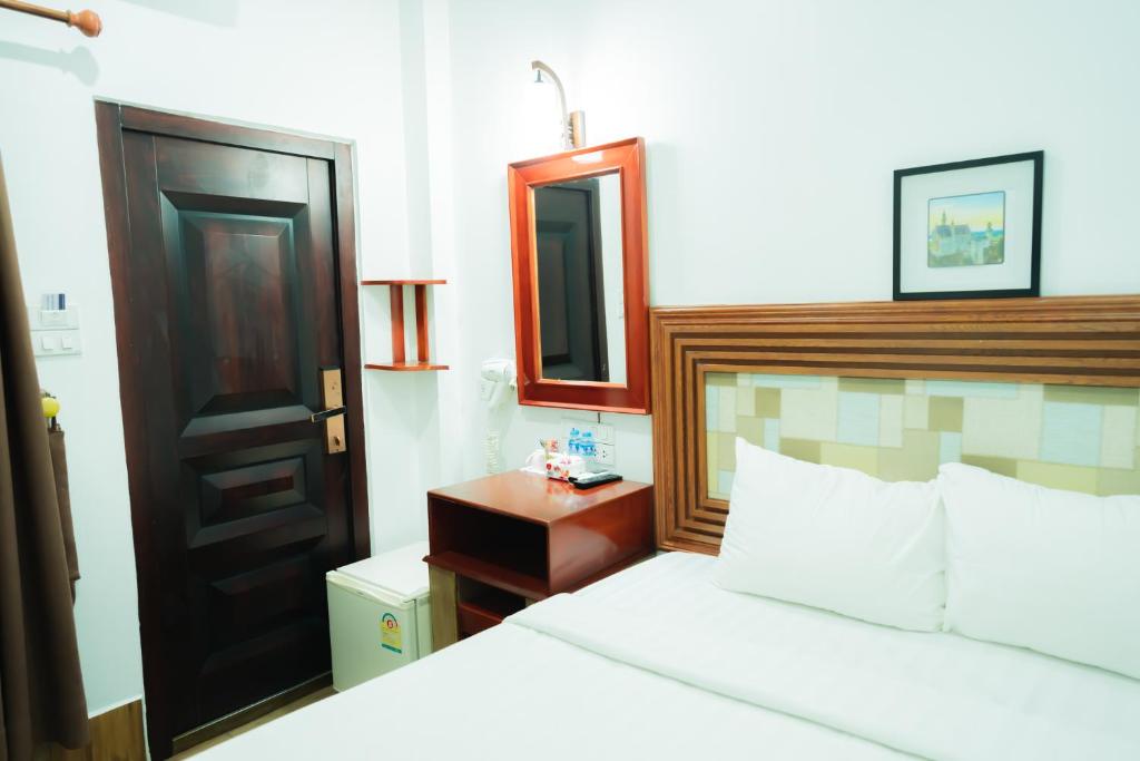 Postel nebo postele na pokoji v ubytování Vientiane Ruby Riverside Hotel