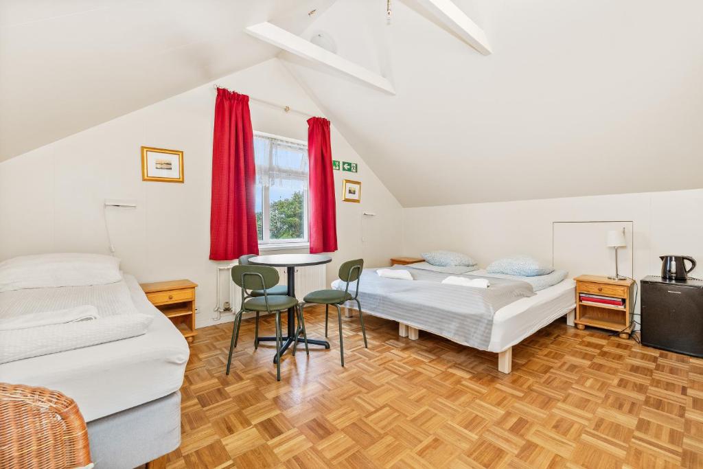Postel nebo postele na pokoji v ubytování Downtown Reykjavík Baldursbrá Guesthouse