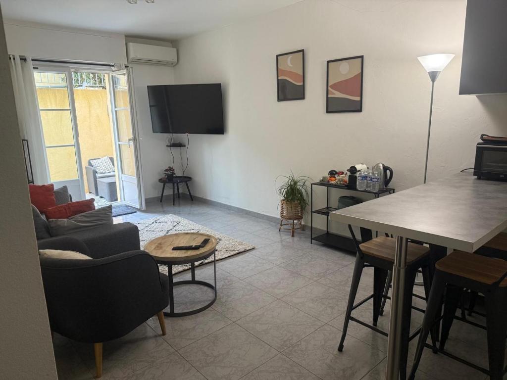 Posezení v ubytování Bas de Villa à 15 min de Nice avec piscine
