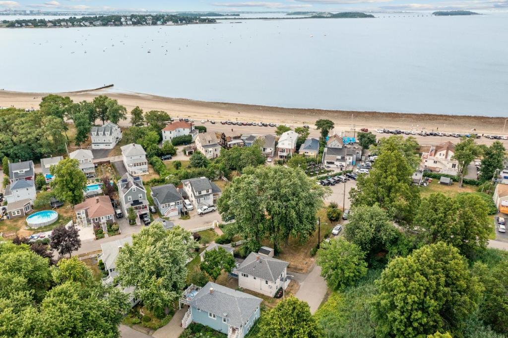- une vue aérienne sur une ville avec une plage dans l'établissement COZY, MODERN, Charming Cottage 1min to the beach, à Quincy
