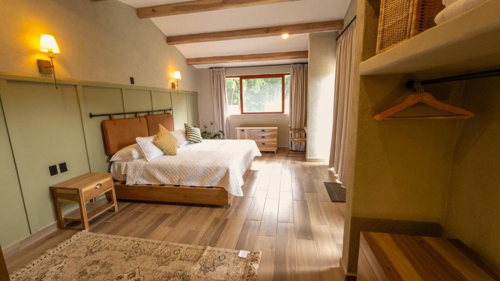 Postel nebo postele na pokoji v ubytování Boscana Forest Resort & Residence