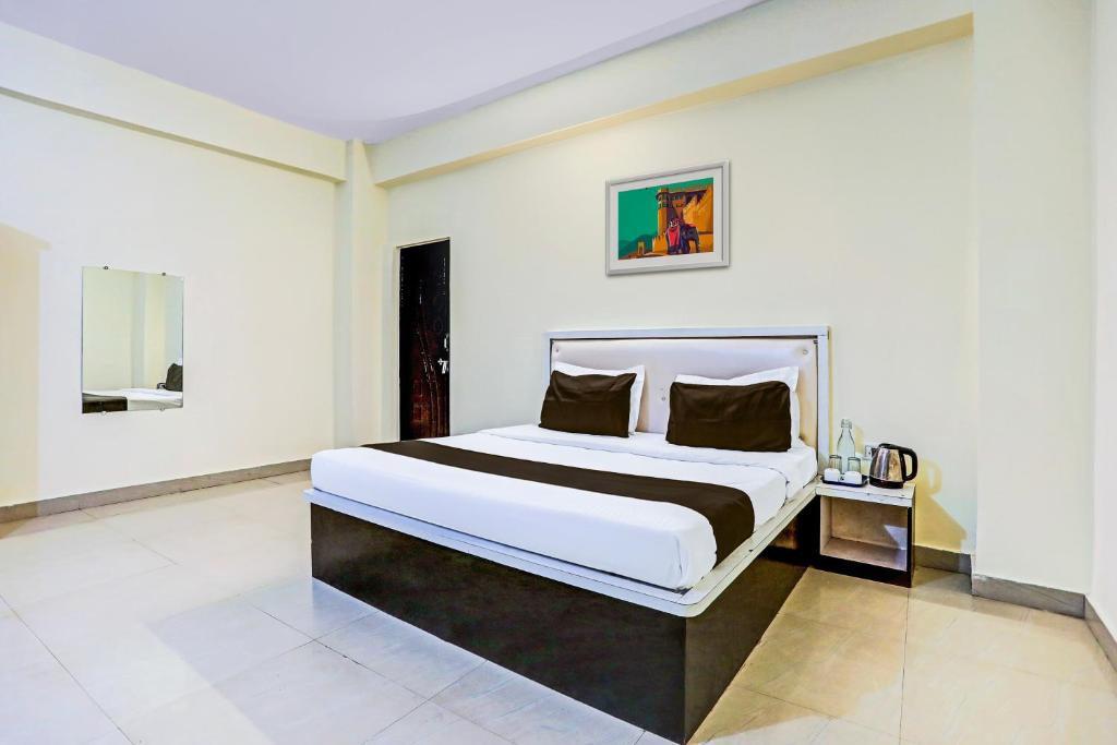 Postel nebo postele na pokoji v ubytování Super Hotel O Hyderabad Gate IIT BHU