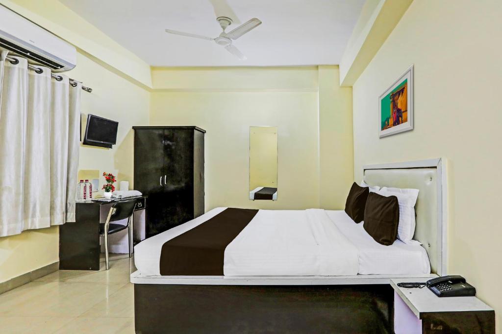 Postel nebo postele na pokoji v ubytování Super Hotel O Hyderabad Gate IIT BHU