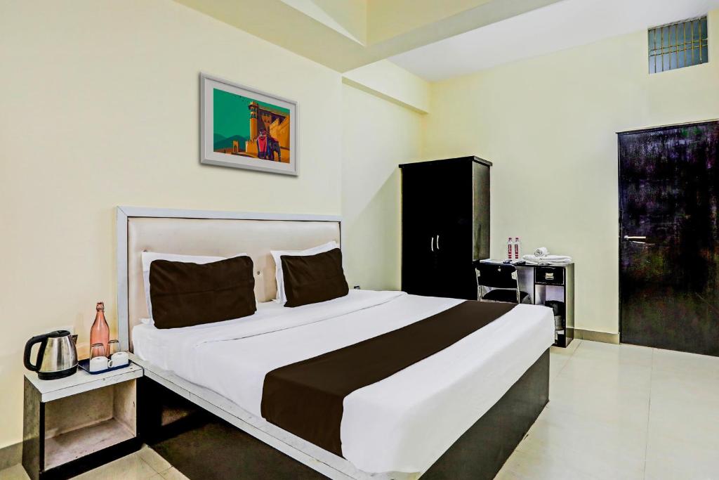 Postel nebo postele na pokoji v ubytování Super Hotel O Hyderabad Gate IIT BHU