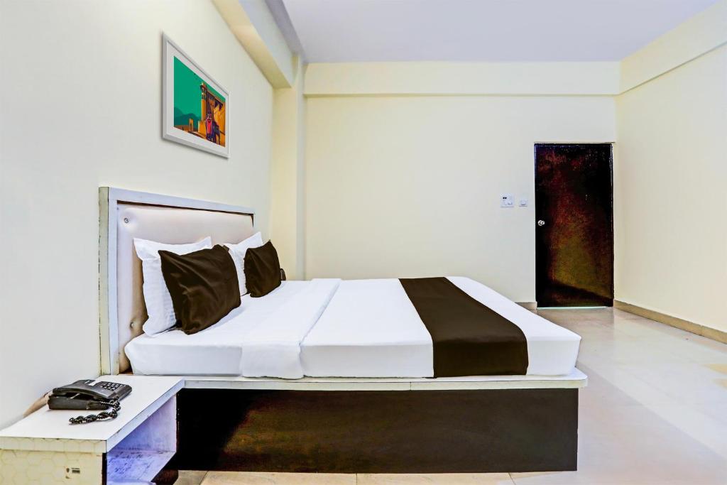 Postel nebo postele na pokoji v ubytování Super Hotel O Hyderabad Gate IIT BHU