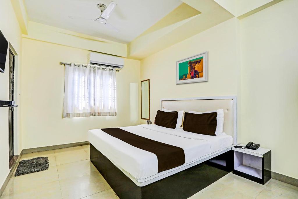 Postel nebo postele na pokoji v ubytování Super Hotel O Hyderabad Gate IIT BHU