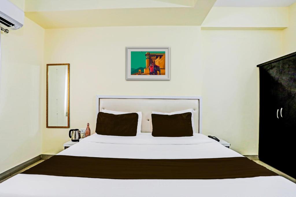 Postel nebo postele na pokoji v ubytování Super Hotel O Hyderabad Gate IIT BHU