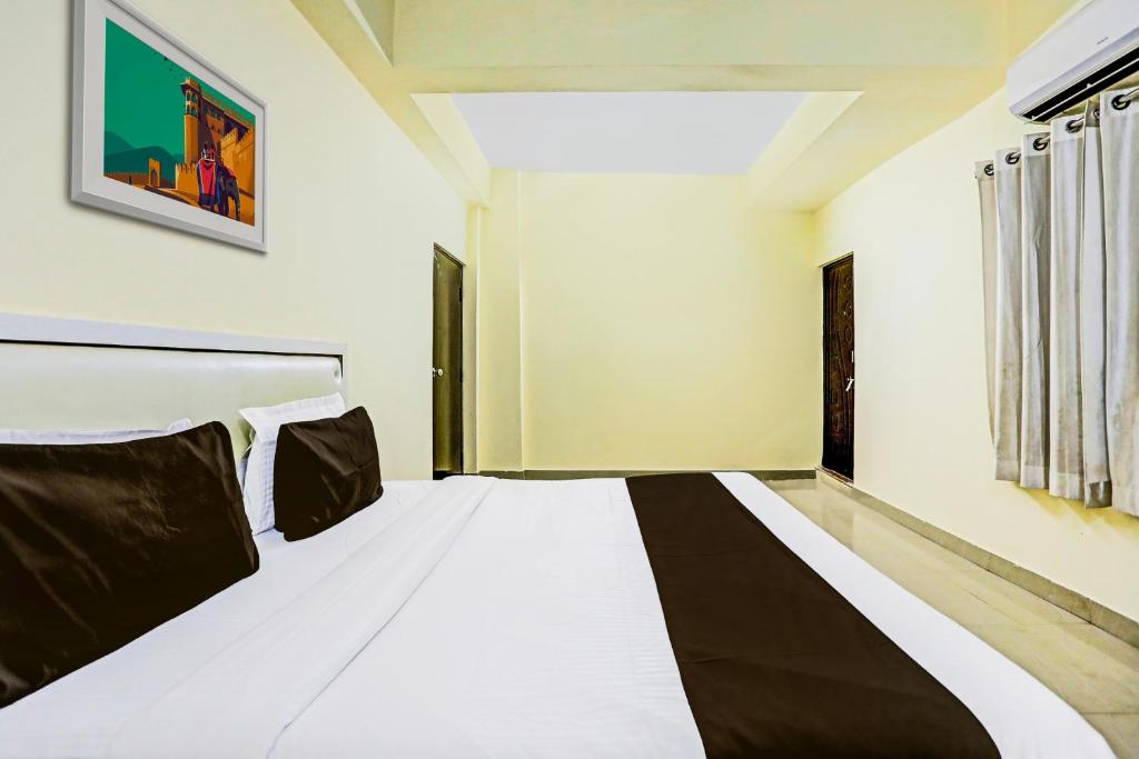 Postel nebo postele na pokoji v ubytování Super Hotel O Hyderabad Gate IIT BHU