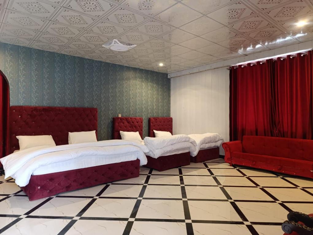 Ένα ή περισσότερα κρεβάτια σε δωμάτιο στο Galaxy Hotel Swat Kalam
