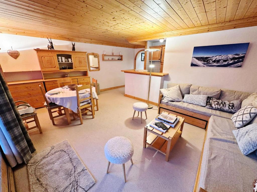 un salon avec un canapé et une table dans l'établissement Résidence Lachat - Bel appartement 3 pièces 5 personnes proche de Méribel centre MAE-0321, à Les Allues