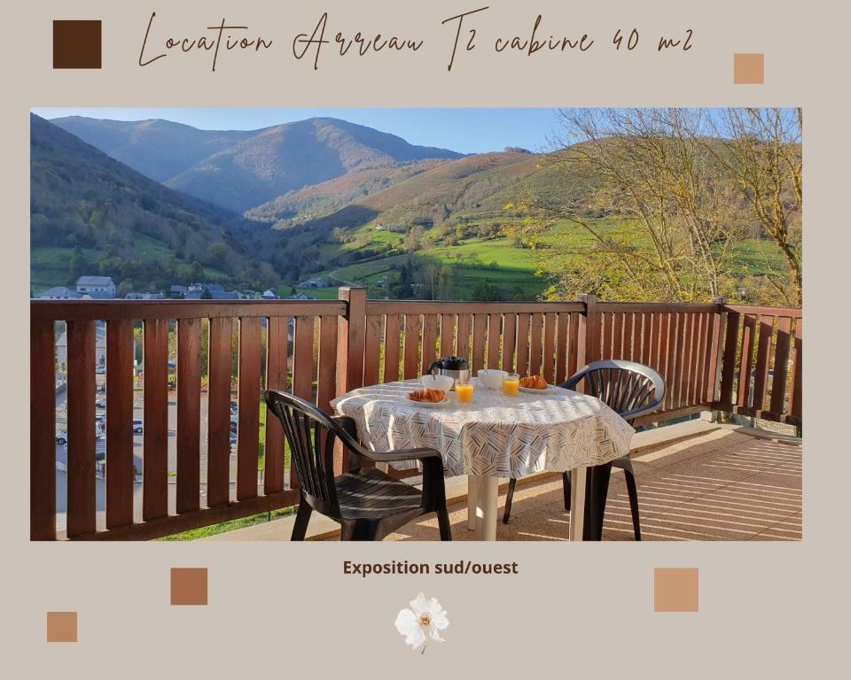 - une table sur une terrasse avec vue sur les montagnes dans l'établissement Charmant appart 4-6 p avec vue magnifique - Arreau, à Arreau