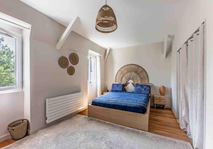 une chambre avec un lit bleu et une fenêtre dans l'établissement Serenity House - Maison 6 personnes - Villennes-sur-Seine, à Villennes-sur-Seine