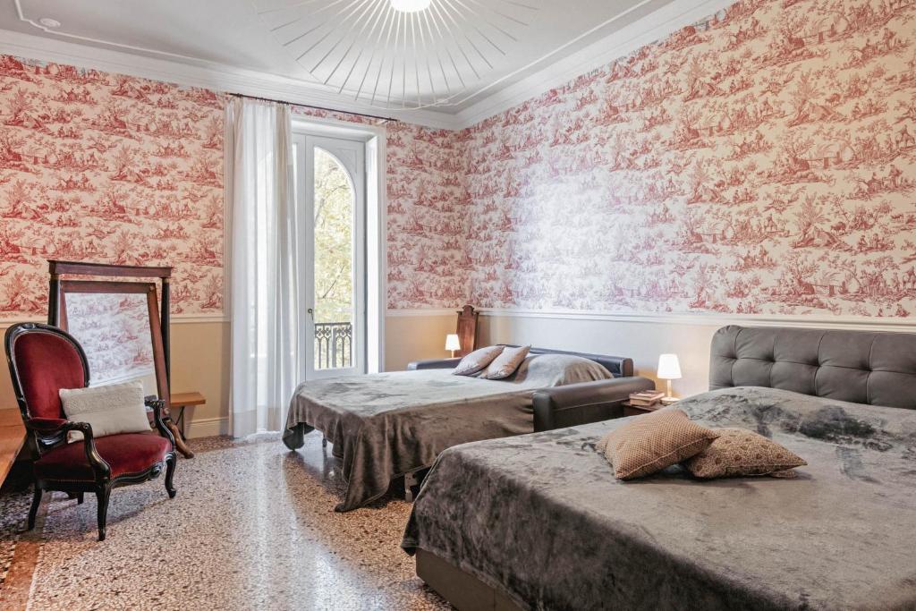 Giường trong phòng chung tại Eleganza sabauda 120 sqm Luxury historical flat