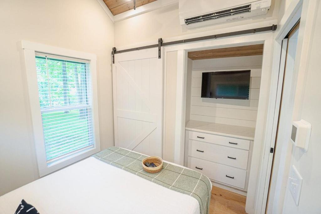 Ein Bett oder Betten in einem Zimmer der Unterkunft Tiny home Fire Pit Fishing Pond BBQ Sage Cabin