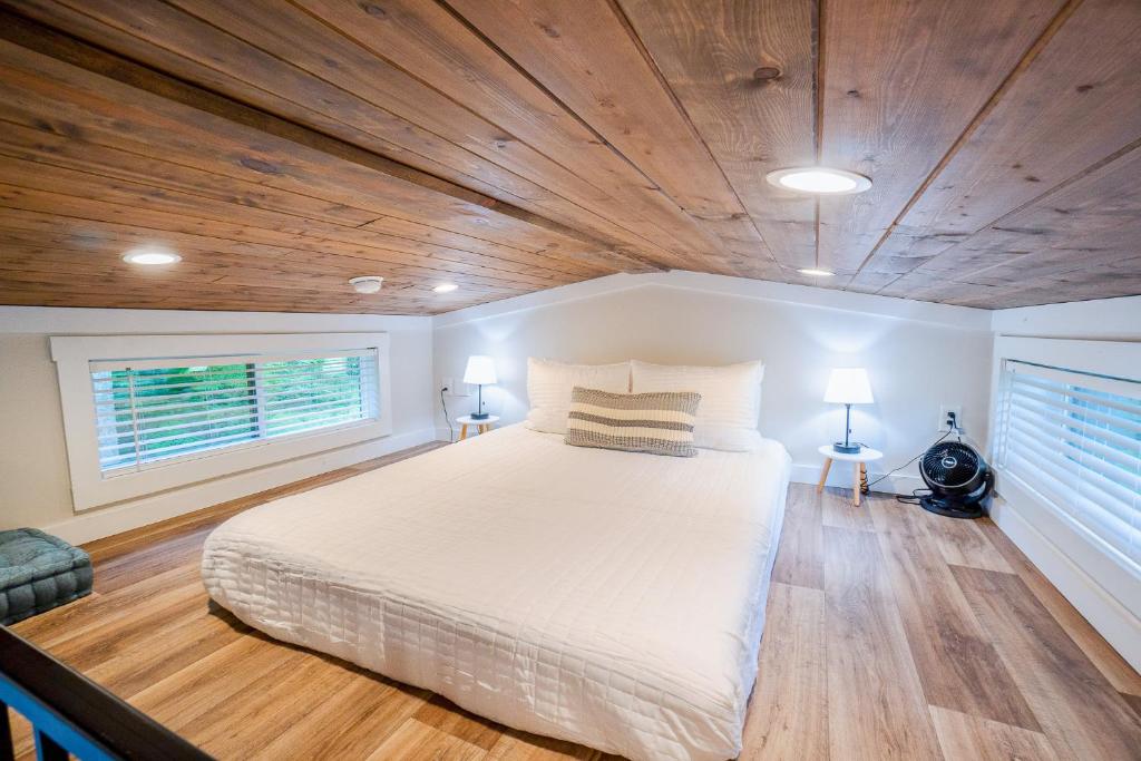 Ein Bett oder Betten in einem Zimmer der Unterkunft Tiny home Fire Pit Fishing Pond BBQ Sage Cabin
