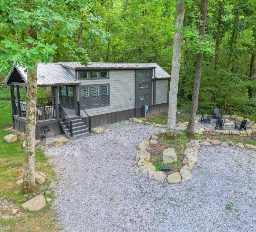 Ein Garten an der Unterkunft Tiny home Fire Pit Fishing Pond BBQ Sage Cabin