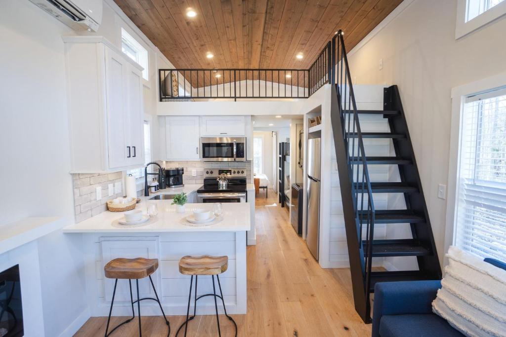 eine Küche und Treppe in einem winzigen Haus in der Unterkunft Tiny Home Firepit BBQ Fishing Willow Cabin in Gatlinburg