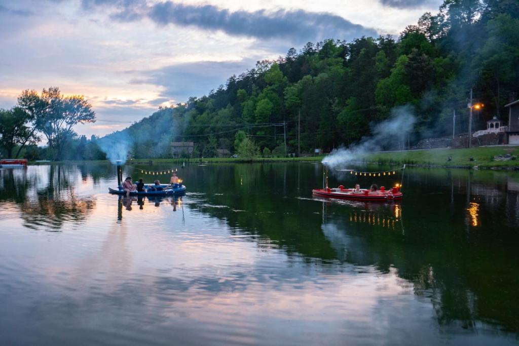 eine Gruppe von Menschen in Booten auf einem See in der Unterkunft Tiny Home Firepit BBQ Fishing Willow Cabin in Gatlinburg