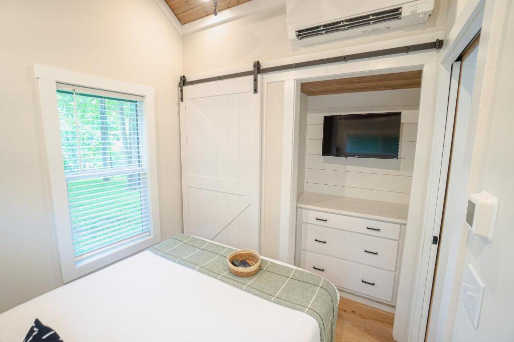 Ein Bett oder Betten in einem Zimmer der Unterkunft Tiny Home Firepit BBQ Fishing Willow Cabin