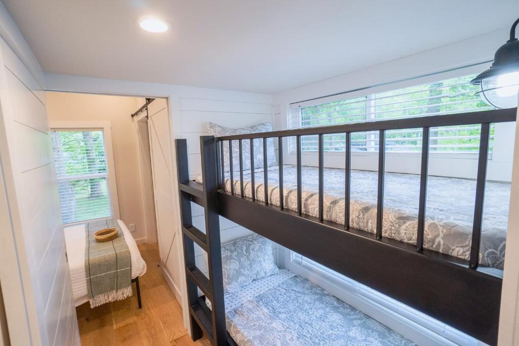 Ein Bett oder Betten in einem Zimmer der Unterkunft Tiny Home Firepit BBQ Fishing Willow Cabin