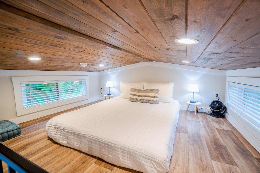 Ein Bett oder Betten in einem Zimmer der Unterkunft Tiny Home Firepit BBQ Fishing Willow Cabin