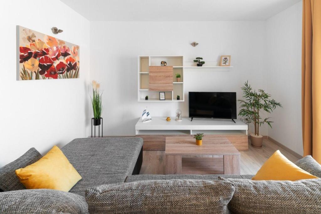 TV a/nebo společenská místnost v ubytování Apartments Lux 2