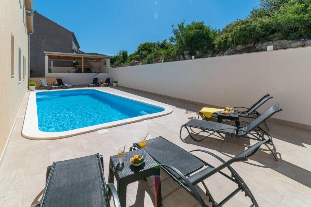 Bazén v ubytování Apartments Lux 2 nebo v jeho okolí