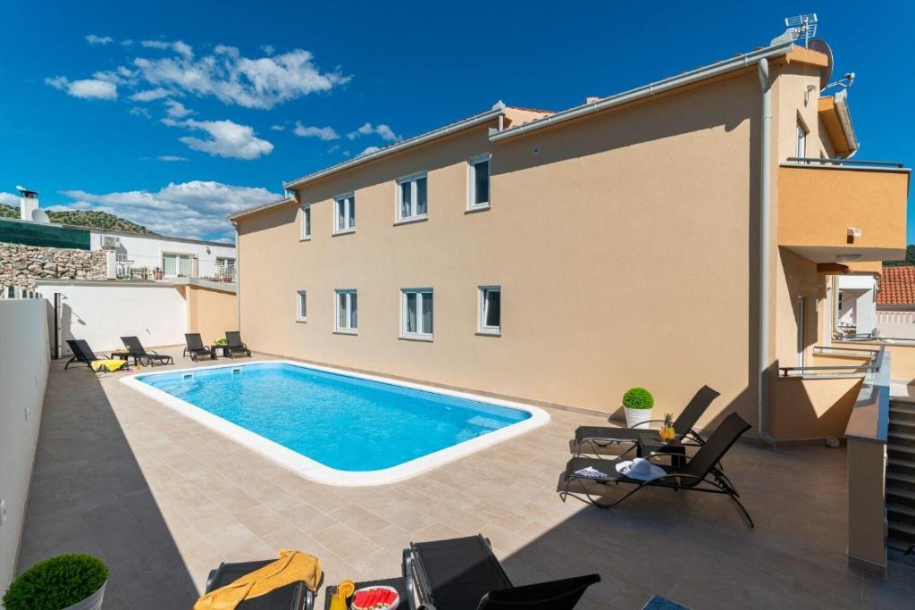 Bazén v ubytovaní Apartments Lux 3 alebo v jeho blízkosti