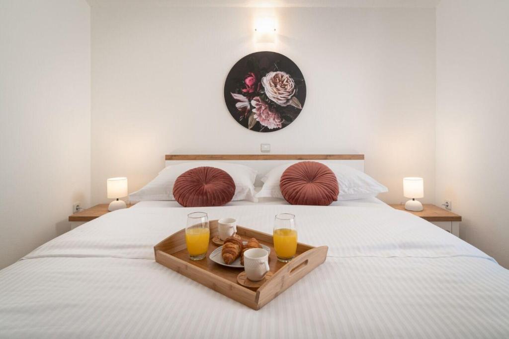 Postel nebo postele na pokoji v ubytování Apartments Lux 2