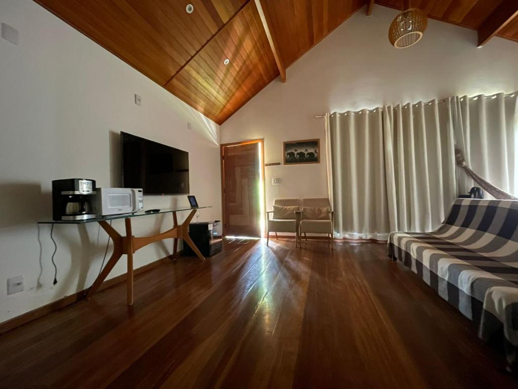 Uma televisão e/ou sistema de entretenimento em Brandt Huss