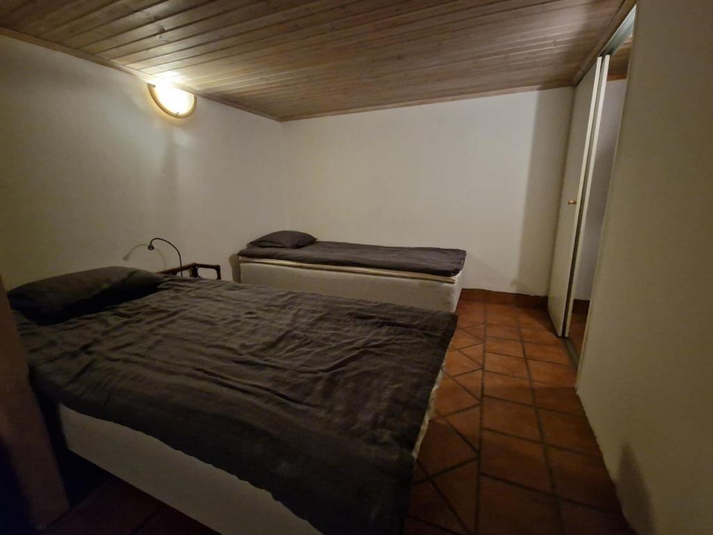 Postel nebo postele na pokoji v ubytování Egen källarlägenhet i Växjö C