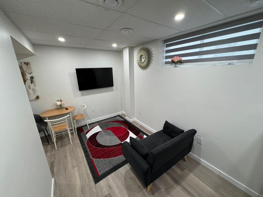Μια τηλεόραση ή/και κέντρο ψυχαγωγίας στο Luxury 2 Bedroom Basement Suite