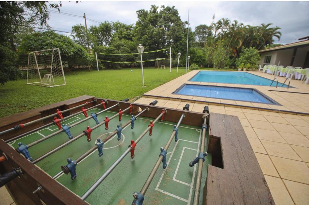a toy figurines of people playing a soccer game at Villa Verde casa espaçosa com piscina e área verde no Lago Norte Brasilia in Brasília