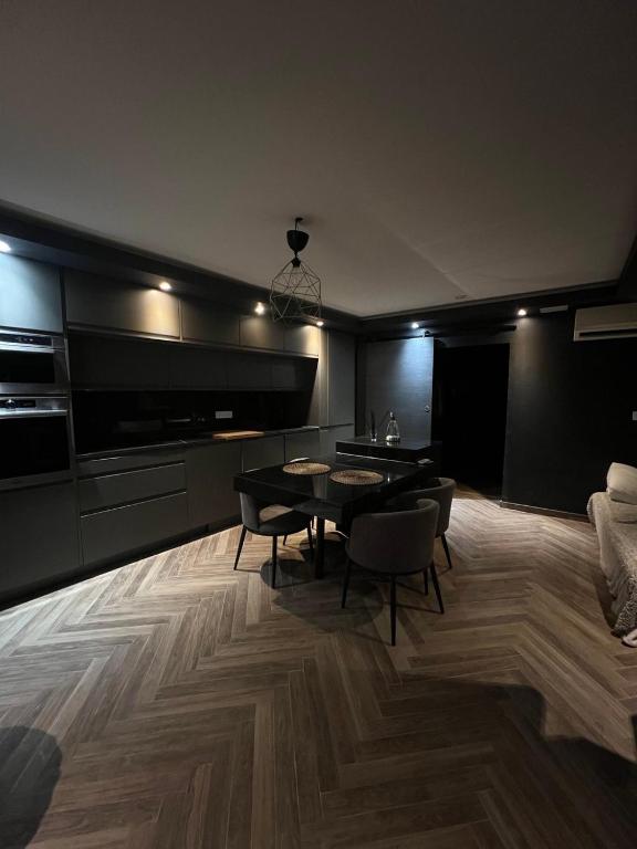 un salon avec une table, des chaises et un canapé dans l'établissement Nissa la Bella, à Nice