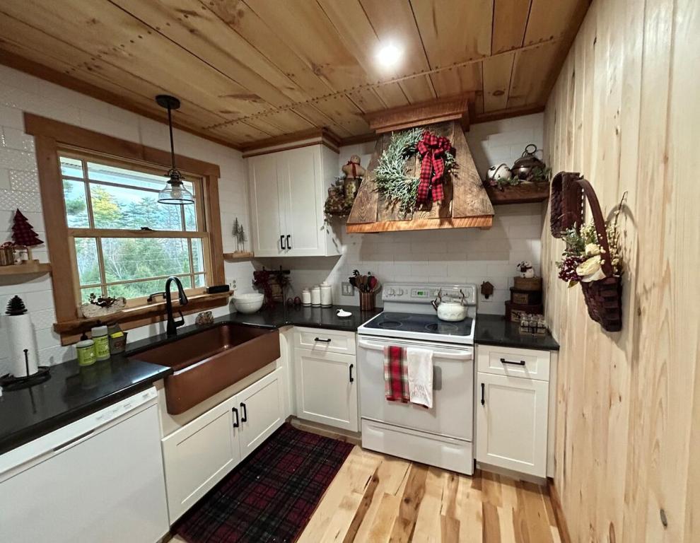 Η κουζίνα ή μικρή κουζίνα στο Adirondack Cabin