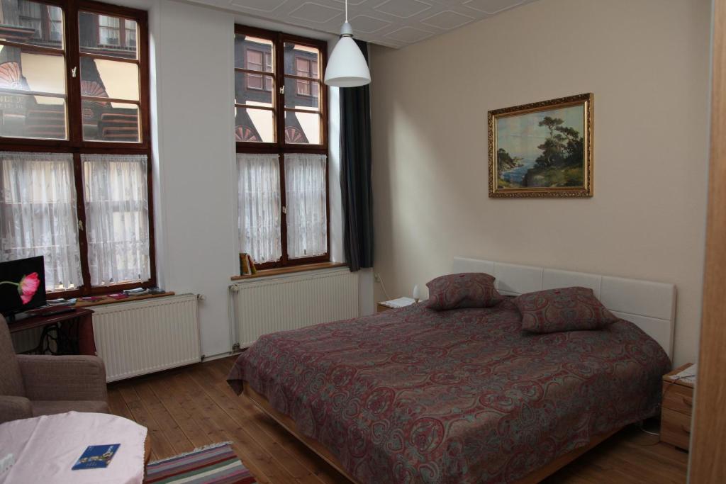 クヴェードリンブルクにあるFerienwohnung im Stieg 4の窓付きの部屋にベッド付きのベッドルーム1室があります。