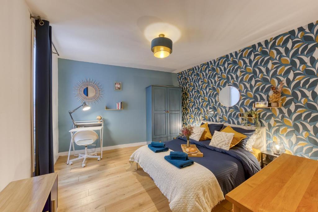 Le Zenith, le calme et l'élégance proche Paris et Stade de France في سان دوني: غرفة نوم بها سرير ومكتب