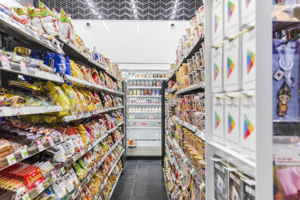 Supermarket nebo jiné obchody v  hotelu nebo okolí