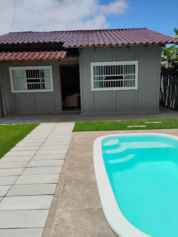 a house with a swimming pool in front of it at Casa e conforto in Itapoa