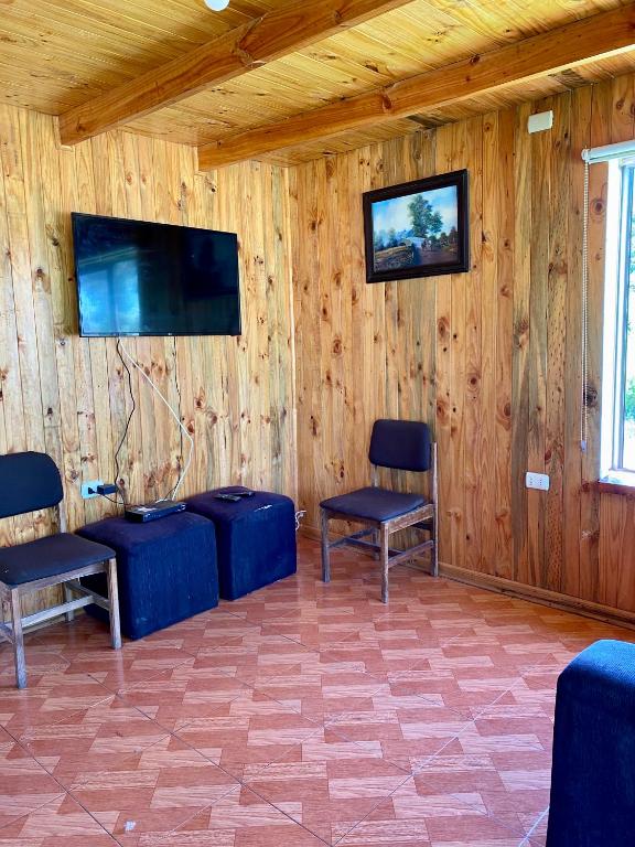 TV a/nebo společenská místnost v ubytování Cabañas Villa Alegre