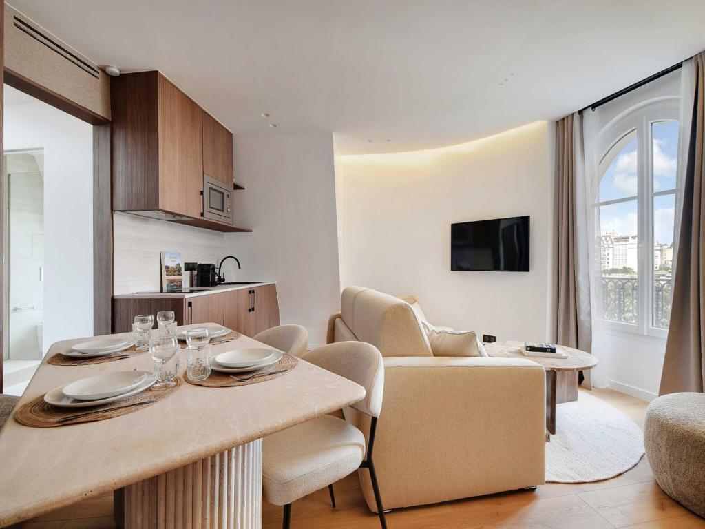 Modern Apt -1BR 4P - View Eiffel Tower Passy