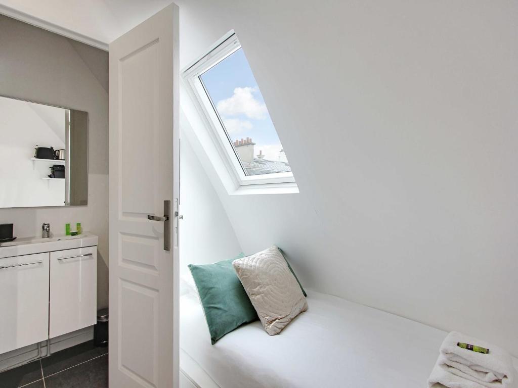Bedroom 1 - Place Victor Hugo Trocadero - BAIL MOBILITE