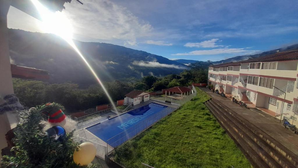 an overhead view of a building with a swimming pool at APARTAMENTO DE LUJO SAN GIl in San Gil
