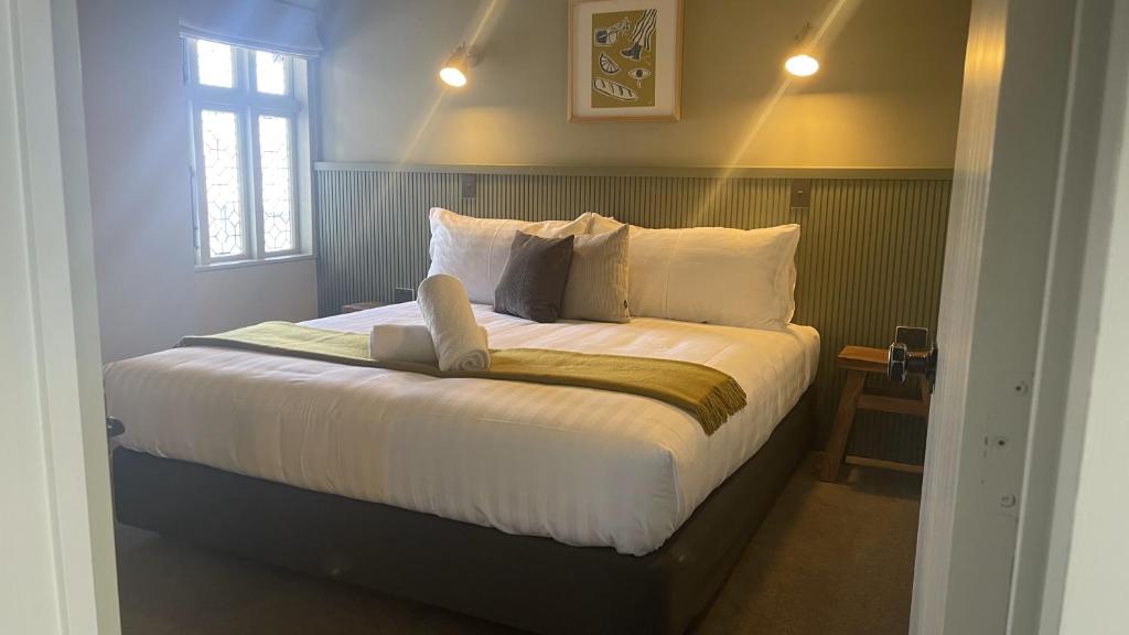 Postel nebo postele na pokoji v ubytování The Elmwood Motel