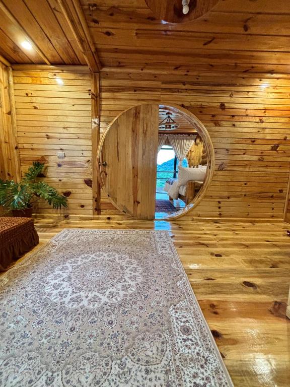 um quarto vazio com um quarto circular numa casa de madeira em The Shire of Sagada em Sagada