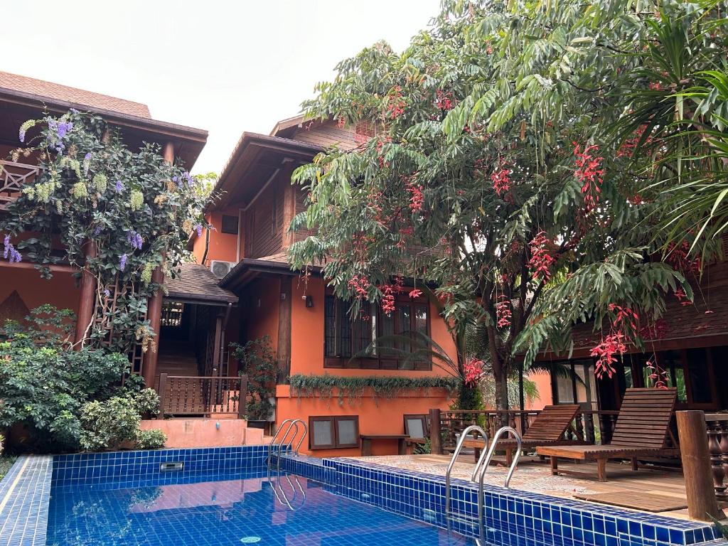 Bazén v ubytování บ้านยุ้งฮีลล์รีสอร์ท Baan Yung Hill Resort nebo v jeho okolí