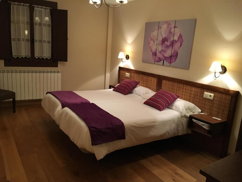 Postel nebo postele na pokoji v ubytování Hostal Otsoa