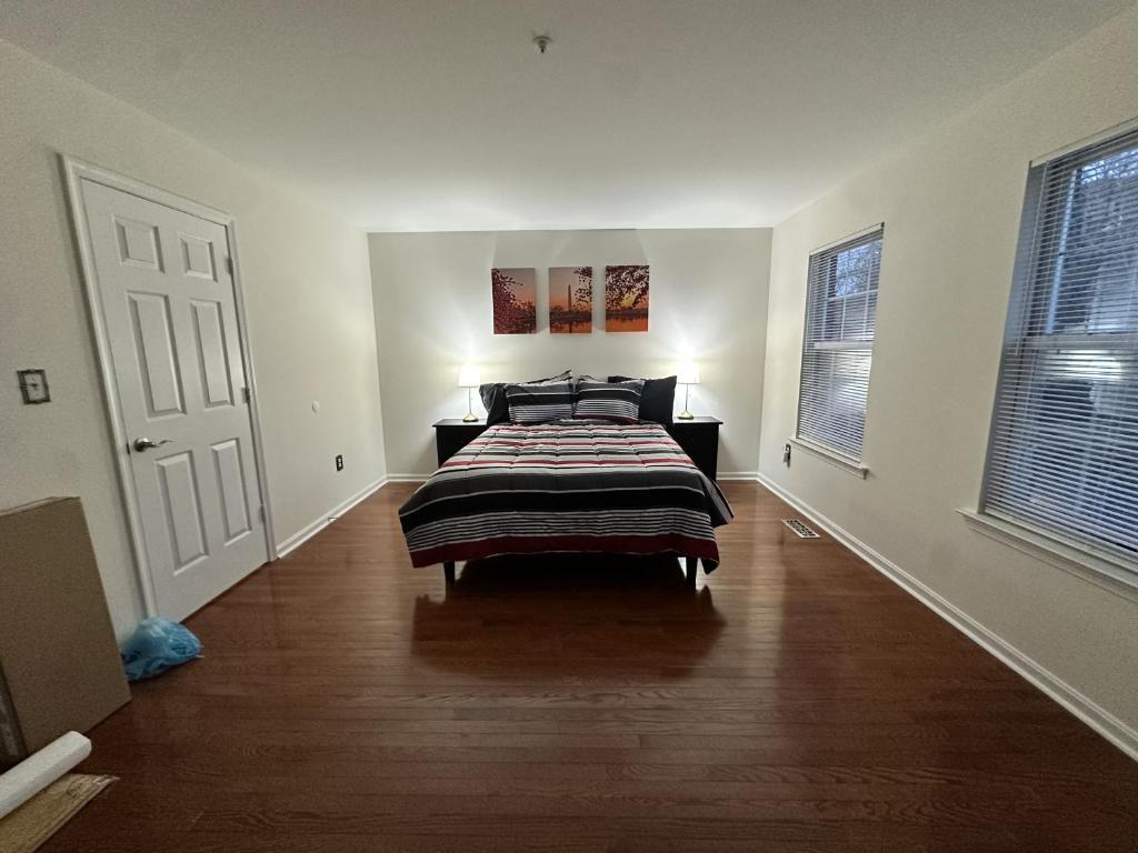 Katil atau katil-katil dalam bilik di Comfortable, Convenient Room near DC
