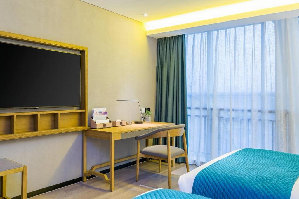 Postel nebo postele na pokoji v ubytování Mehood Lestie International Hotel Nancun Wanbo Metro Station Branch - Free Shuttle Bus to Canton Fair Complex During Canton Fair Period & Free breakfast & Free afternoon tea & Free midnight snack & Free VPN Internet Access